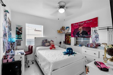 House in Hialeah, Florida 3 bedrooms, 86.86 sq.m. № 2010425 - photo 7