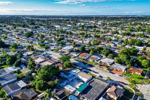 House in Hialeah, Florida 3 bedrooms, 86.86 sq.m. № 2010425 - photo 25