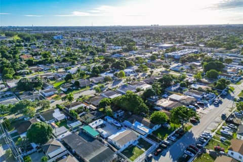 House in Hialeah, Florida 3 bedrooms, 86.86 sq.m. № 2010425 - photo 23