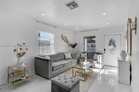 House in Hialeah, Florida 3 bedrooms, 86.86 sq.m. № 2010425 - photo 11