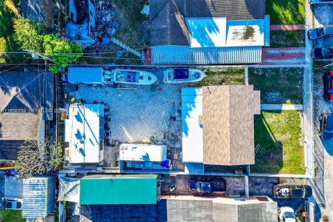 House in Hialeah, Florida 3 bedrooms, 86.86 sq.m. № 2010425 - photo 21