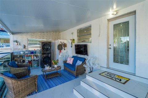 House in Hialeah, Florida 3 bedrooms, 86.86 sq.m. № 2010425 - photo 17