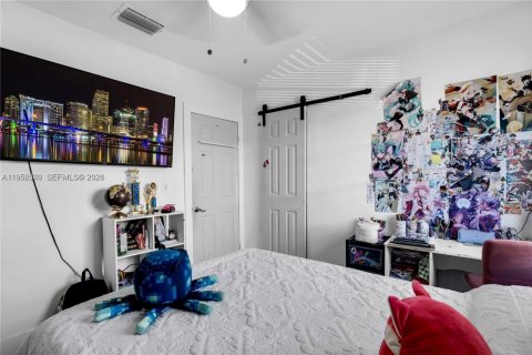 House in Hialeah, Florida 3 bedrooms, 86.86 sq.m. № 2010425 - photo 6