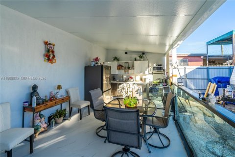 House in Hialeah, Florida 3 bedrooms, 86.86 sq.m. № 2010425 - photo 15