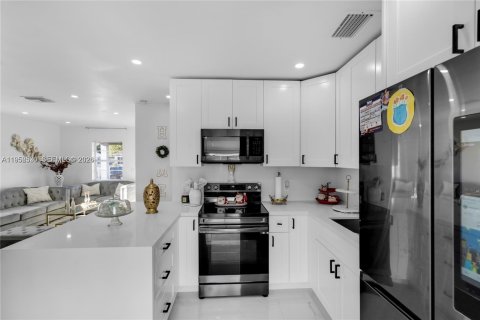 House in Hialeah, Florida 3 bedrooms, 86.86 sq.m. № 2010425 - photo 8