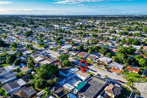 House in Hialeah, Florida 3 bedrooms, 86.86 sq.m. № 2010425 - photo 26