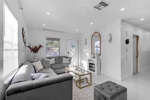 House in Hialeah, Florida 3 bedrooms, 86.86 sq.m. № 2010425 - photo 12