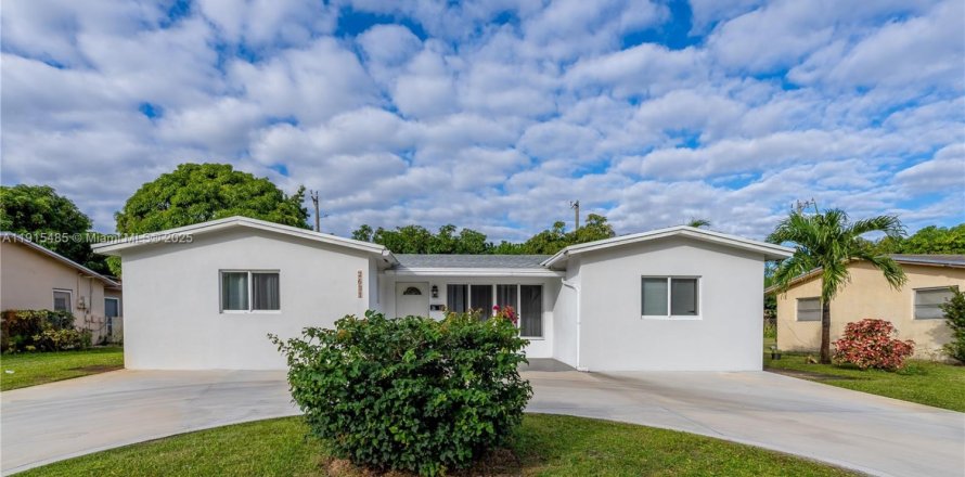 Дом в Лодерхилл, Флорида 4 спальни, 151.52м2 № 1971453