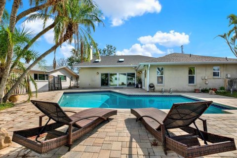 House in Treasure Island, Florida 4 bedrooms, 229.65 sq.m. № 1648965 - photo 15
