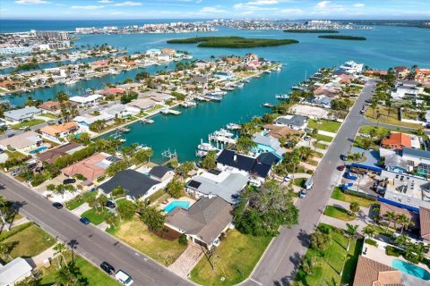 House in Treasure Island, Florida 4 bedrooms, 229.65 sq.m. № 1648965 - photo 20