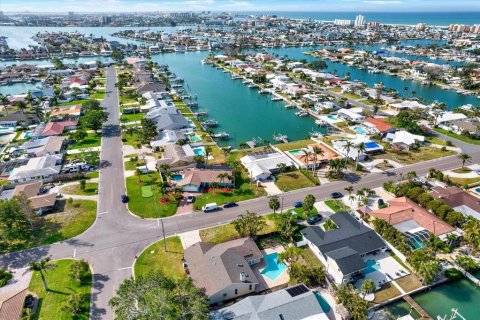 House in Treasure Island, Florida 4 bedrooms, 229.65 sq.m. № 1648965 - photo 19