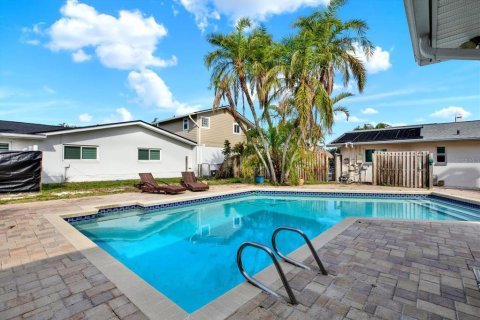 House in Treasure Island, Florida 4 bedrooms, 229.65 sq.m. № 1648965 - photo 17