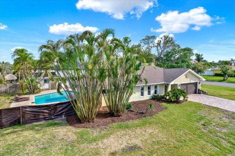 House in Treasure Island, Florida 4 bedrooms, 229.65 sq.m. № 1648965 - photo 1
