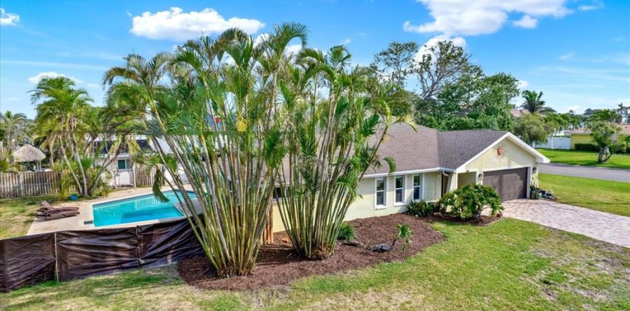 House in Treasure Island, Florida 4 bedrooms, 229.65 sq.m. № 1648965