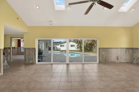House in Treasure Island, Florida 4 bedrooms, 229.65 sq.m. № 1648965 - photo 9