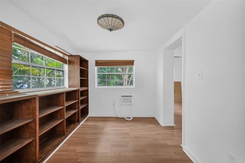 Commercial property in Miami, Florida № 2066578 - photo 12