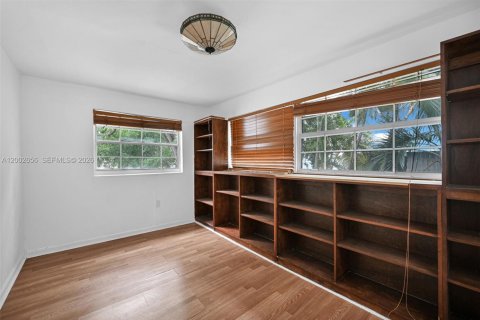 Commercial property in Miami, Florida № 2066578 - photo 11