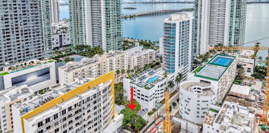 Commercial property in Miami, Florida № 2066578