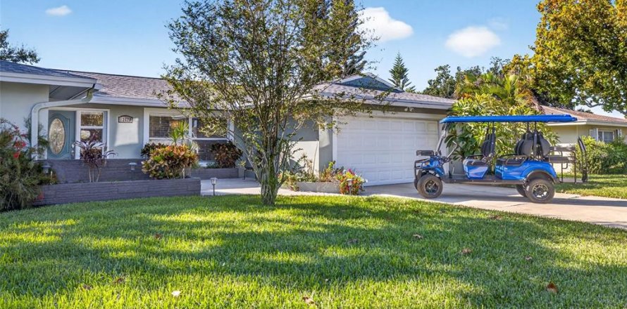 House in Largo, Florida 3 bedrooms, 141.77 sq.m. № 2225466
