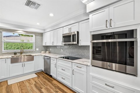 House in Largo, Florida 3 bedrooms, 141.77 sq.m. № 2225466 - photo 7