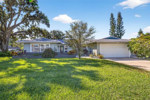 House in Largo, Florida 3 bedrooms, 141.77 sq.m. № 2225466 - photo 2