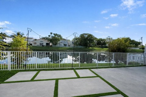 House in Margate, Florida 3 bedrooms, 172.8 sq.m. № 2001566 - photo 19