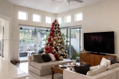 House in Margate, Florida 3 bedrooms, 172.8 sq.m. № 2001566 - photo 11