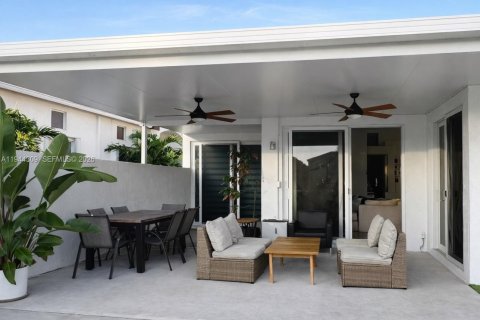 House in Margate, Florida 3 bedrooms, 172.8 sq.m. № 2001566 - photo 20