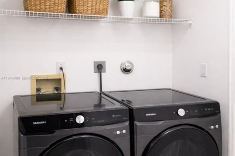 House in Margate, Florida 3 bedrooms, 172.8 sq.m. № 2001566 - photo 30