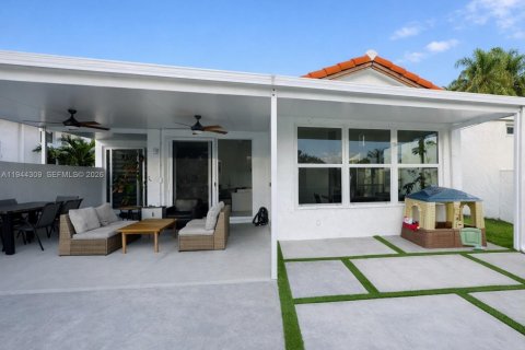 House in Margate, Florida 3 bedrooms, 172.8 sq.m. № 2001566 - photo 18