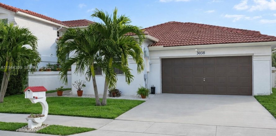 House in Margate, Florida 3 bedrooms, 172.8 sq.m. № 2001566