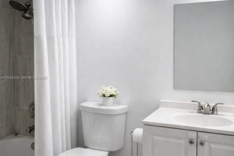 House in Margate, Florida 3 bedrooms, 172.8 sq.m. № 2001566 - photo 29