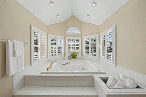 House in Saint Petersburg, Florida 5 bedrooms, 372.35 sq.m. № 2127065 - photo 28