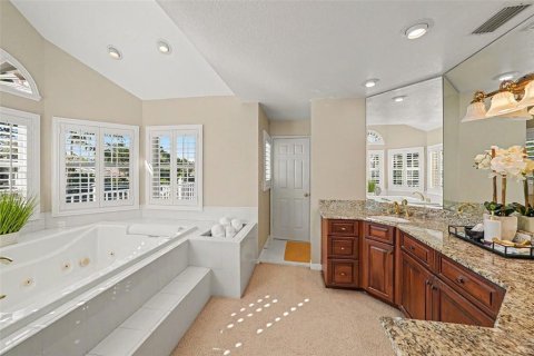 House in Saint Petersburg, Florida 5 bedrooms, 372.35 sq.m. № 2127065 - photo 27