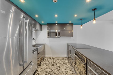 Condominio en alquiler en Key Biscayne, Florida, 2 dormitorios, 115.38 m2 № 1921155 - foto 1