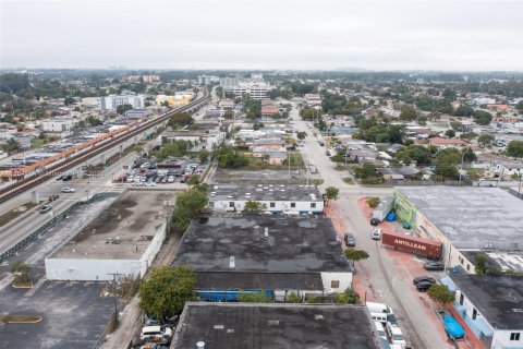 Propiedad comercial en venta en Hialeah, Florida № 1865501 - foto 10