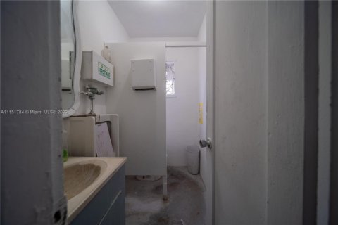Propiedad comercial en venta en Hialeah, Florida № 1865501 - foto 29