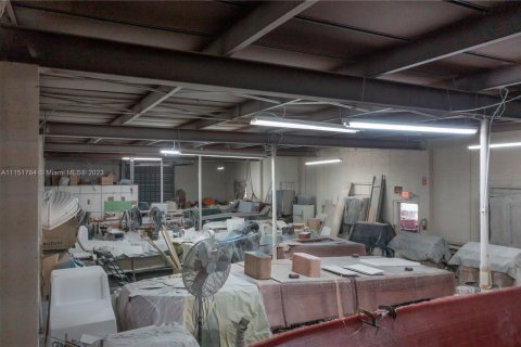 Propiedad comercial en venta en Hialeah, Florida № 1865501 - foto 24