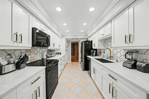 House in Brandon, Florida 4 bedrooms, 252.88 sq.m. № 2105126 - photo 6