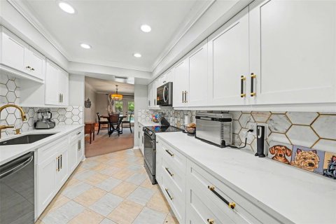 House in Brandon, Florida 4 bedrooms, 252.88 sq.m. № 2105126 - photo 7