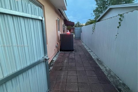 Снять в аренду виллу или дом в Майами, Флорида 1 спальня, 166.57м2, № 2155091 - фото 10