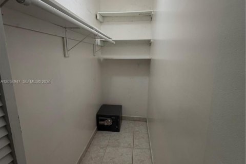 Снять в аренду виллу или дом в Майами, Флорида 1 спальня, 166.57м2, № 2155091 - фото 5