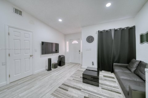 House in Miami, Florida 3 bedrooms, 193.52 sq.m. № 1801164 - photo 29