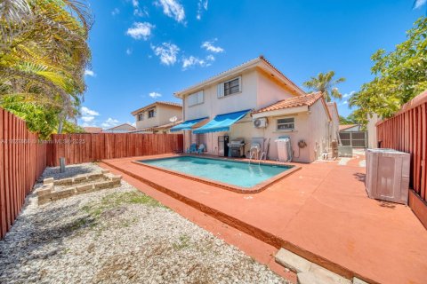 House in Miami, Florida 3 bedrooms, 193.52 sq.m. № 1801164 - photo 24