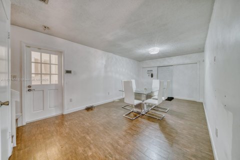 House in Miami, Florida 3 bedrooms, 193.52 sq.m. № 1801164 - photo 15