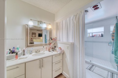 House in Miami, Florida 3 bedrooms, 193.52 sq.m. № 1801164 - photo 20