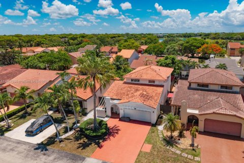 House in Miami, Florida 3 bedrooms, 193.52 sq.m. № 1801164 - photo 1