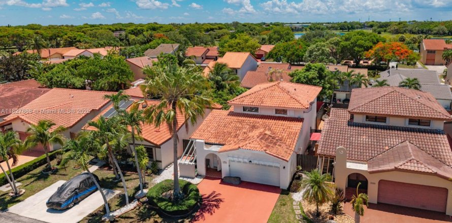 House in Miami, Florida 3 bedrooms, 193.52 sq.m. № 1801164