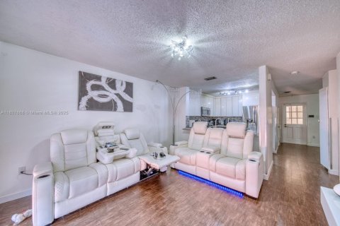 House in Miami, Florida 3 bedrooms, 193.52 sq.m. № 1801164 - photo 6