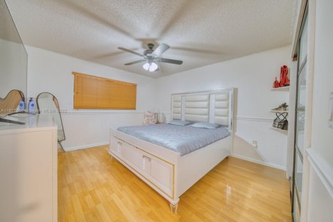 House in Miami, Florida 3 bedrooms, 193.52 sq.m. № 1801164 - photo 9